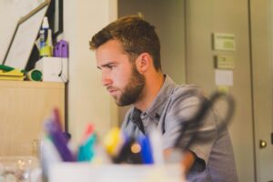 生理中に仕事に集中できず遅れる時の対策は？