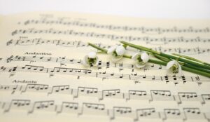 生理中に深呼吸と音楽を組み合わせることで得られる効果は？