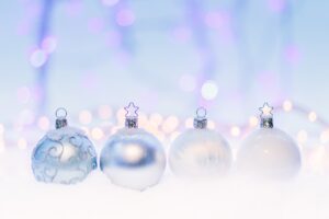 甘いものを食べ過ぎるとニキビができる理由は？