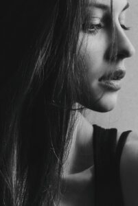 生理前にできるニキビの顎に現れる原因は何ですか？