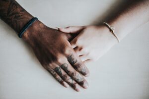 生理前の肌のヒリヒリを和らげる対策は？