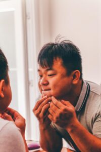 生理周期に合わせたシャンプーのすすぎ残しがニキビに与える影響は？